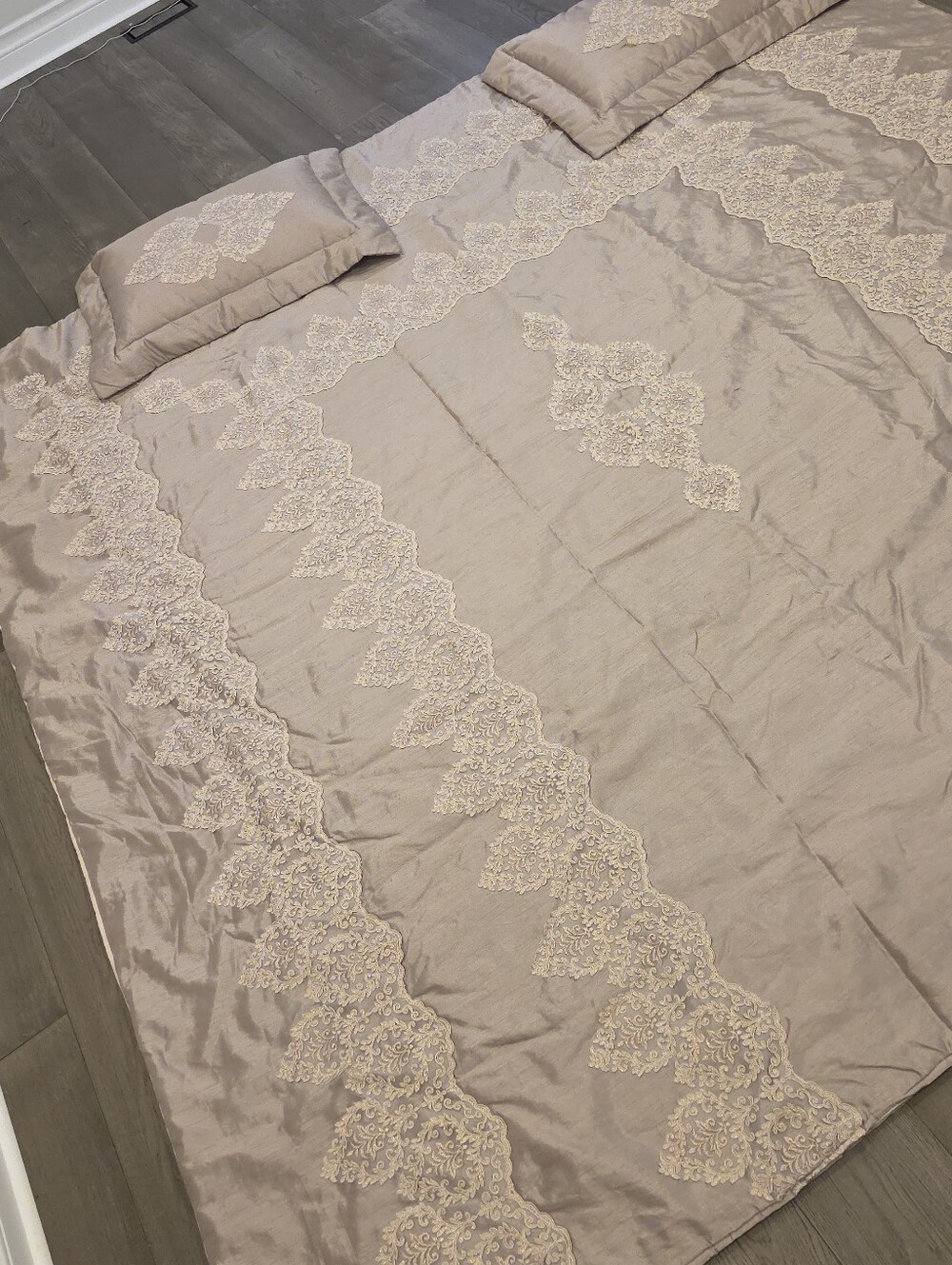 Luxury Lace-Trim Bedding Set in Taupe